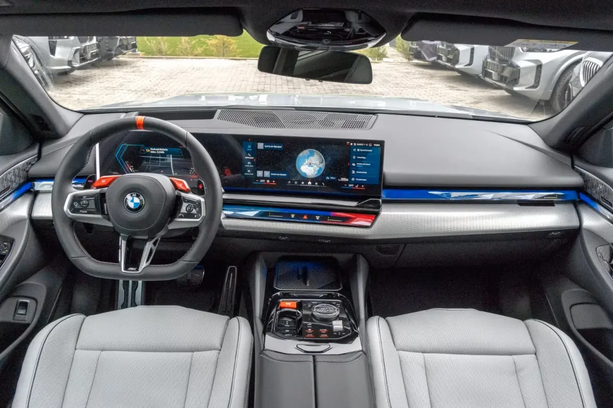 M5 ** DRIV. ASS+, M-REM, PANO, TREKH, ICONIC GLOW, MERINO LEDER, 21 INCH LMV ** 1e EIG - UNFALLFREI - Ex BMW AG ** ** INFORMEER OOK NAAR ONZE AANTREKKELIJKE FINANCIAL-LEASE TARIEVEN **