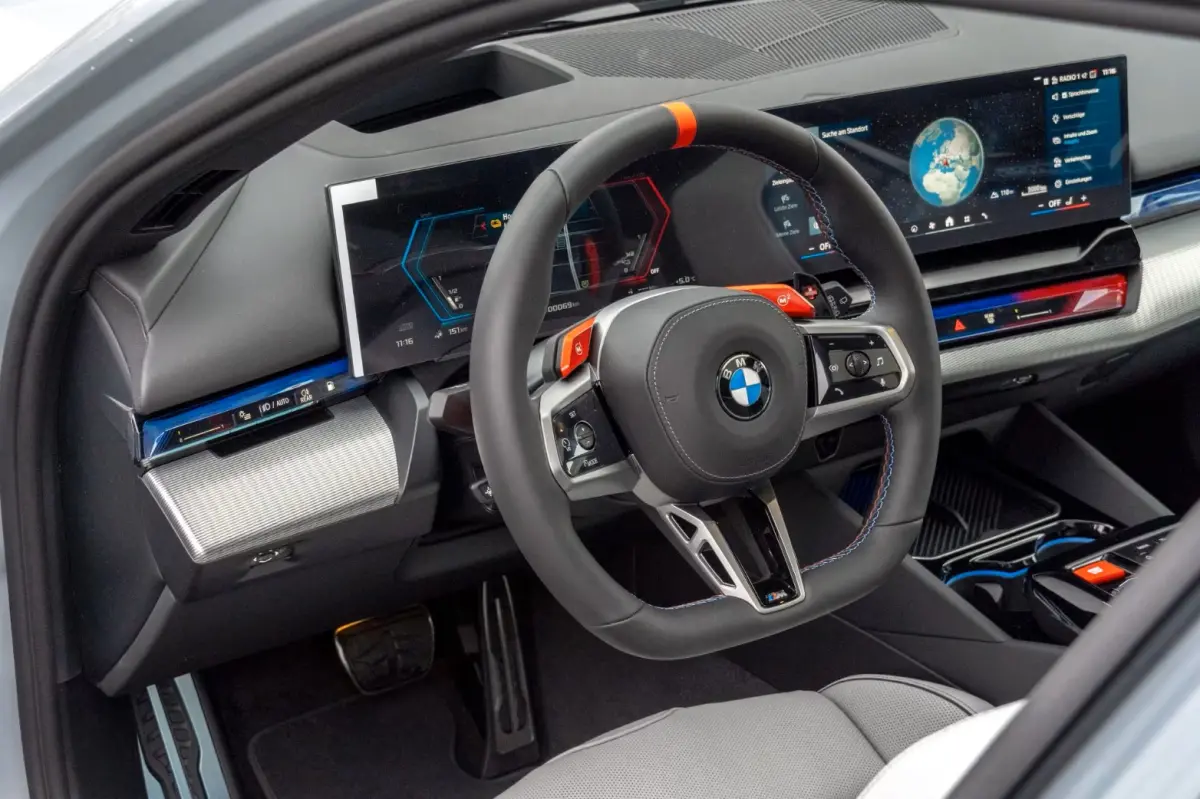 M5 ** DRIV. ASS+, M-REM, PANO, TREKH, ICONIC GLOW, MERINO LEDER, 21 INCH LMV ** 1e EIG - UNFALLFREI - Ex BMW AG ** ** INFORMEER OOK NAAR ONZE AANTREKKELIJKE FINANCIAL-LEASE TARIEVEN **