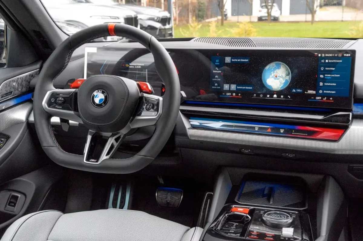 M5 ** DRIV. ASS+, M-REM, PANO, TREKH, ICONIC GLOW, MERINO LEDER, 21 INCH LMV ** 1e EIG - UNFALLFREI - Ex BMW AG ** ** INFORMEER OOK NAAR ONZE AANTREKKELIJKE FINANCIAL-LEASE TARIEVEN **