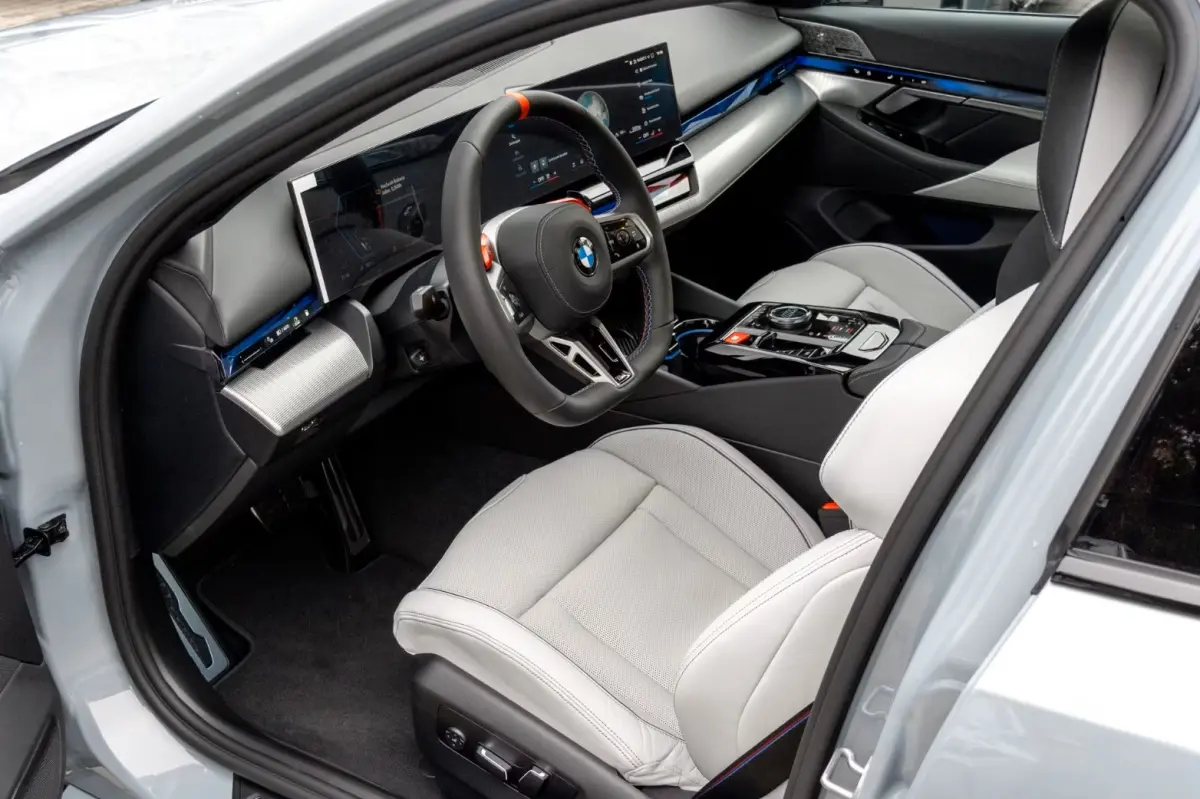 M5 ** DRIV. ASS+, M-REM, PANO, TREKH, ICONIC GLOW, MERINO LEDER, 21 INCH LMV ** 1e EIG - UNFALLFREI - Ex BMW AG ** ** INFORMEER OOK NAAR ONZE AANTREKKELIJKE FINANCIAL-LEASE TARIEVEN **