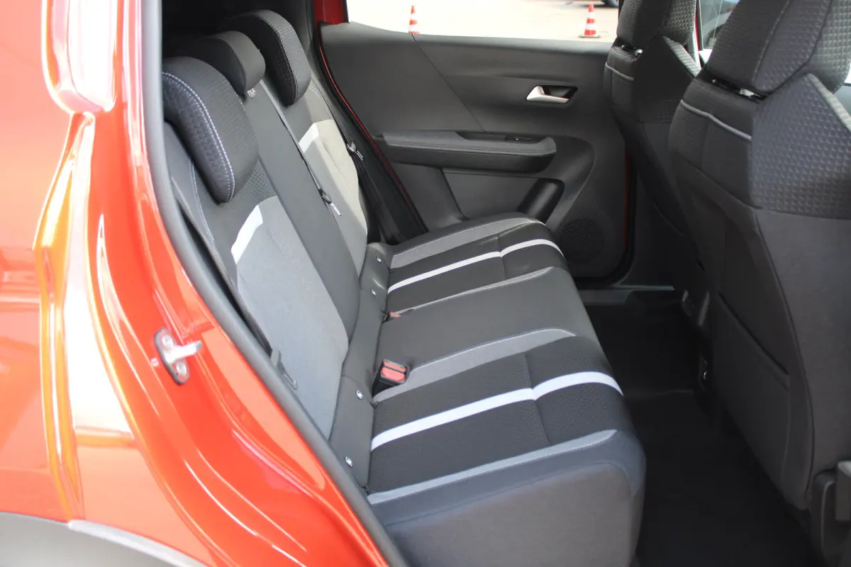 GS - | 11 kW boordlader | 17" Lichtmetalen velgen in Zwart met 215/60 R17 banden | Achteruitrijcamera