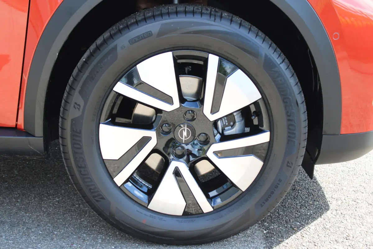 GS - | 11 kW boordlader | 17" Lichtmetalen velgen in Zwart met 215/60 R17 banden | Achteruitrijcamera