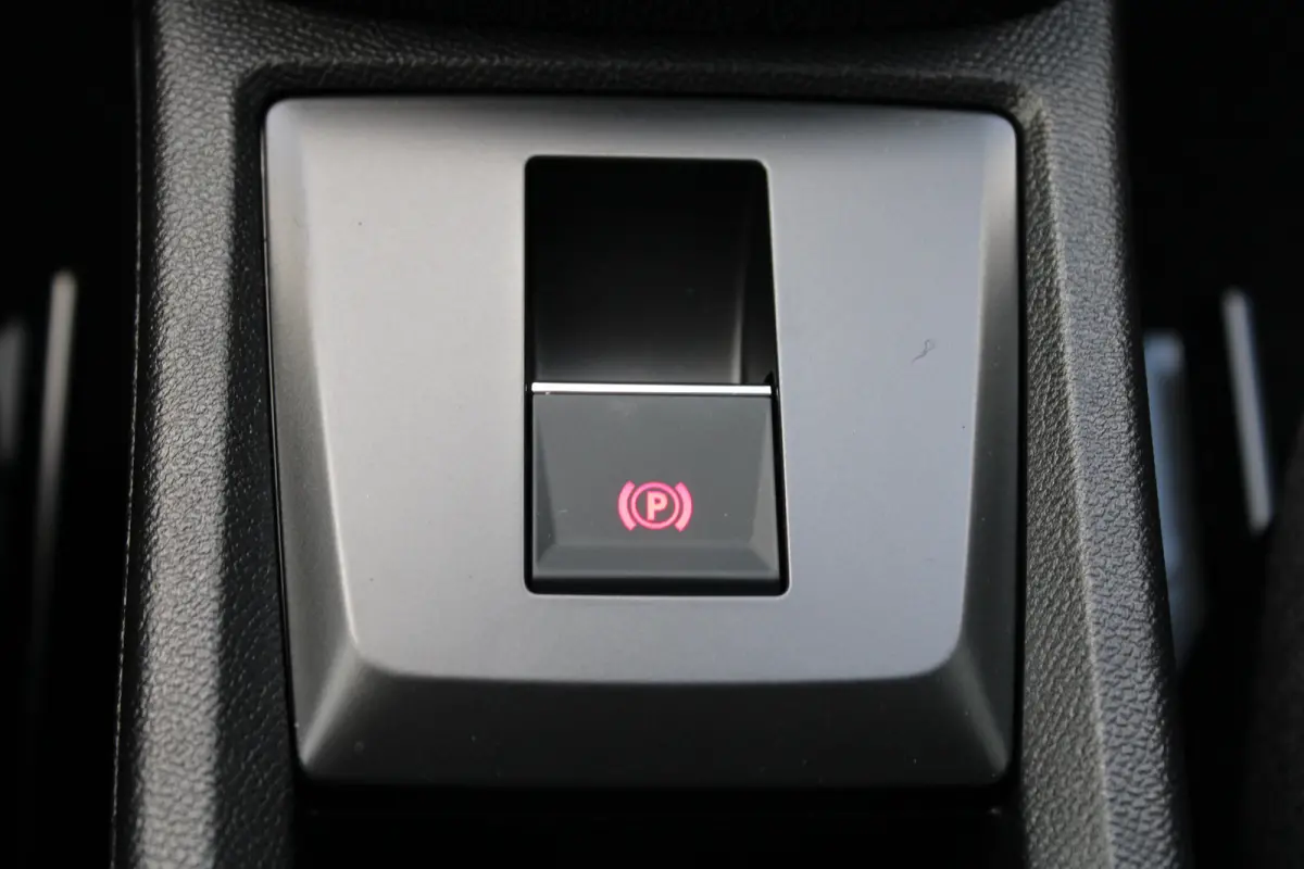 GS - | 11 kW boordlader | 17" Lichtmetalen velgen in Zwart met 215/60 R17 banden | Achteruitrijcamera