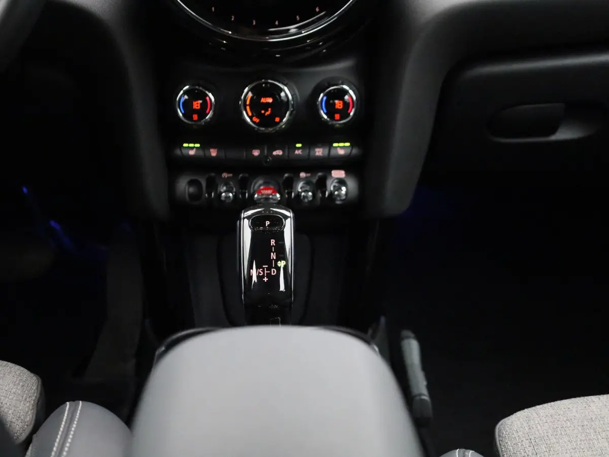 1.5 Cooper Business Edition | Automaat | Navigatie | Stoel verwarming | Sfeer verlichting | Virtual cockpit | Half leder | Climate Control | Parkeer sensoren | DAB | Lichtmetalen Velgen| Uni