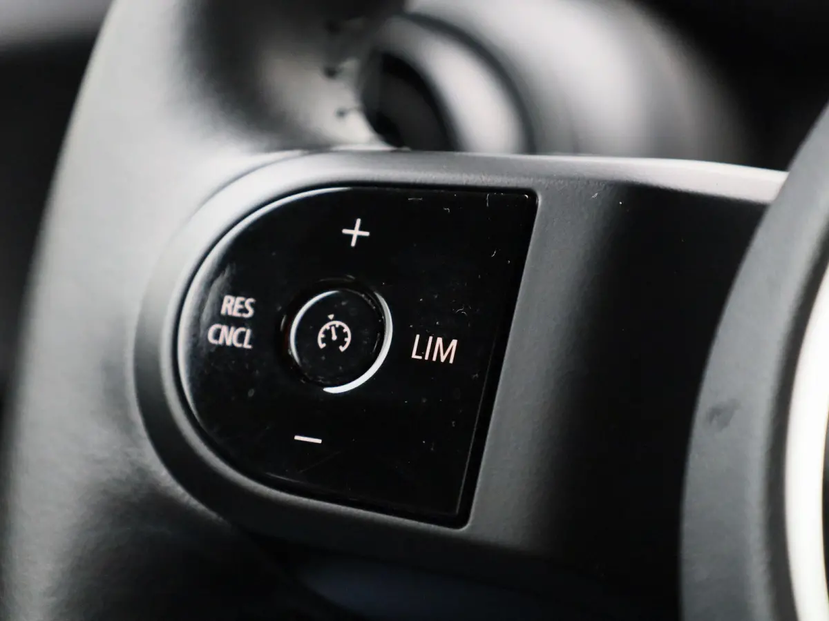 1.5 Cooper Business Edition | Automaat | Navigatie | Stoel verwarming | Sfeer verlichting | Virtual cockpit | Half leder | Climate Control | Parkeer sensoren | DAB | Lichtmetalen Velgen| Uni