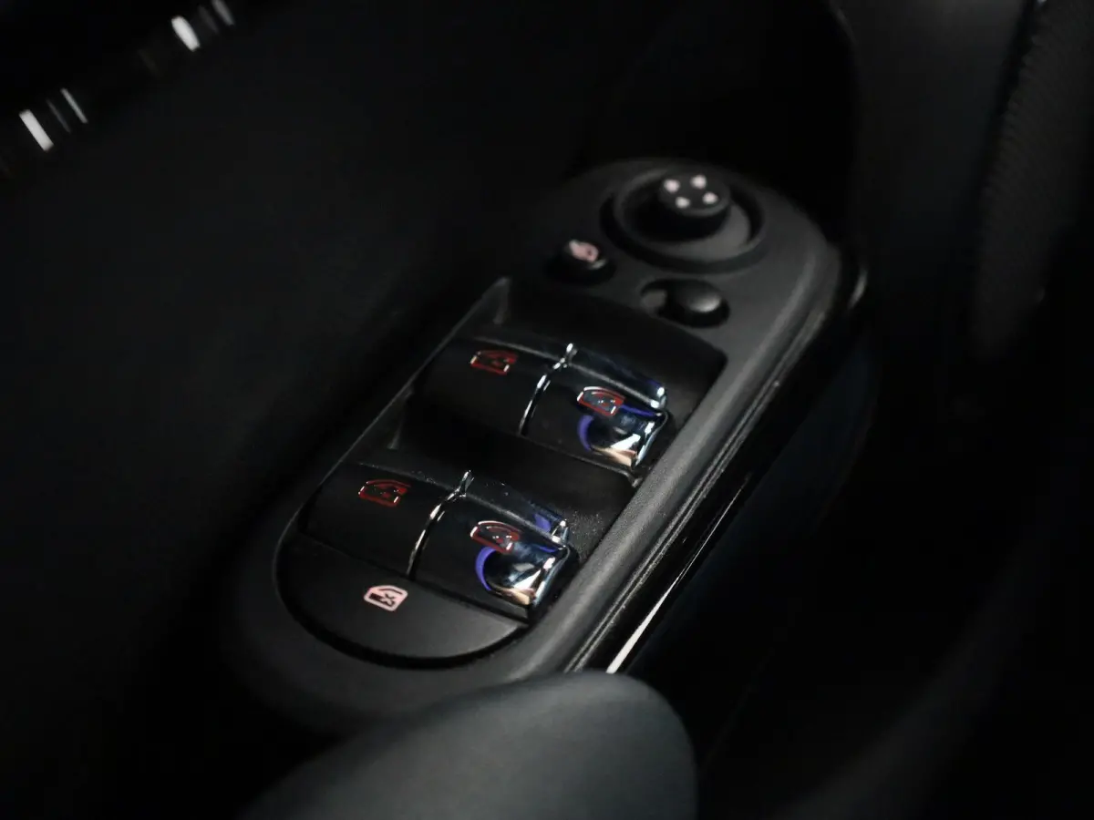 1.5 Cooper Business Edition | Automaat | Navigatie | Stoel verwarming | Sfeer verlichting | Virtual cockpit | Half leder | Climate Control | Parkeer sensoren | DAB | Lichtmetalen Velgen| Uni