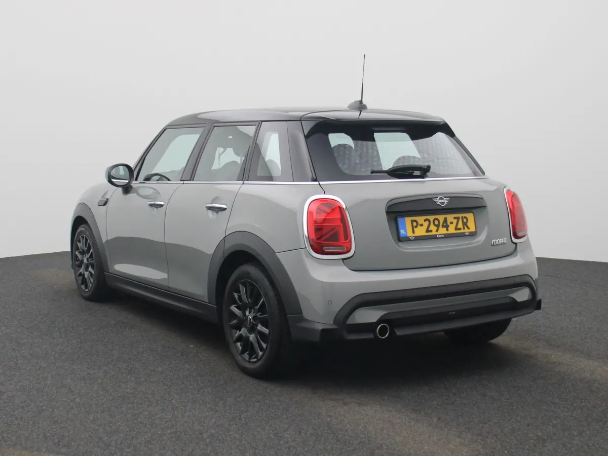 1.5 Cooper Business Edition | Automaat | Navigatie | Stoel verwarming | Sfeer verlichting | Virtual cockpit | Half leder | Climate Control | Parkeer sensoren | DAB | Lichtmetalen Velgen| Uni