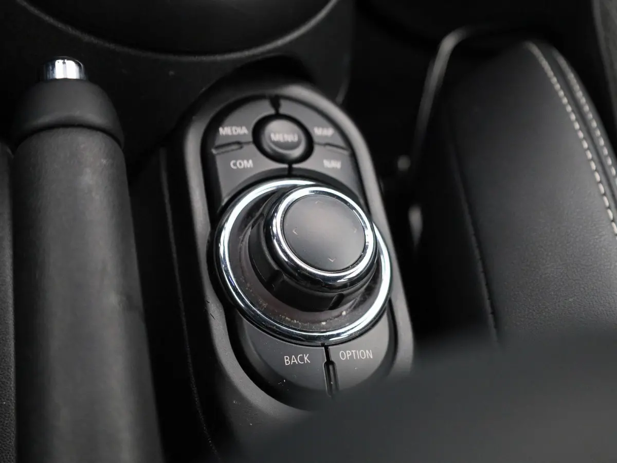 1.5 Cooper Business Edition | Automaat | Navigatie | Stoel verwarming | Sfeer verlichting | Virtual cockpit | Half leder | Climate Control | Parkeer sensoren | DAB | Lichtmetalen Velgen| Uni