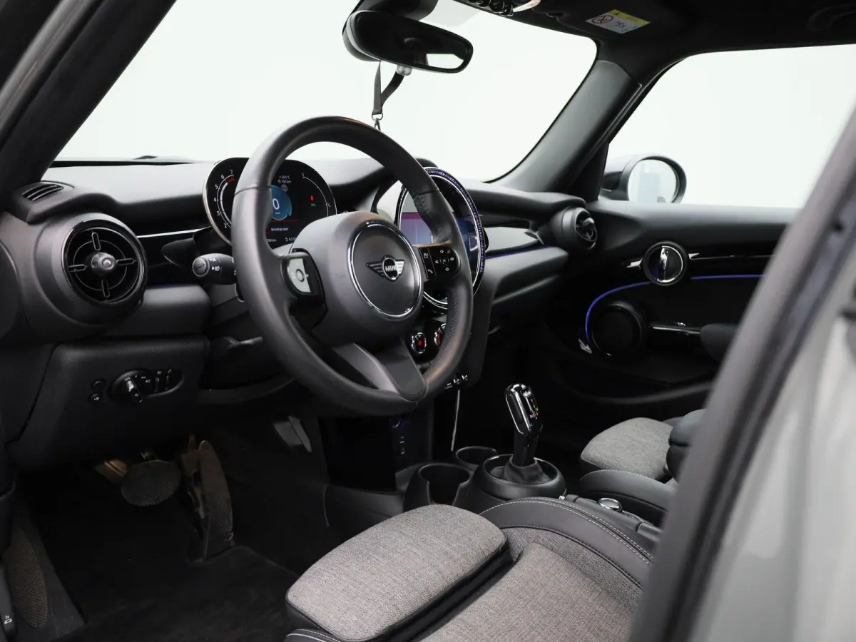 1.5 Cooper Business Edition | Automaat | Navigatie | Stoel verwarming | Sfeer verlichting | Virtual cockpit | Half leder | Climate Control | Parkeer sensoren | DAB | Lichtmetalen Velgen| Uni