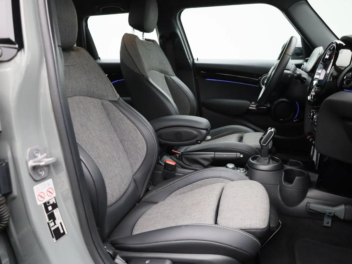 1.5 Cooper Business Edition | Automaat | Navigatie | Stoel verwarming | Sfeer verlichting | Virtual cockpit | Half leder | Climate Control | Parkeer sensoren | DAB | Lichtmetalen Velgen| Uni