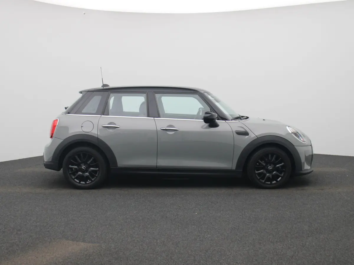 1.5 Cooper Business Edition | Automaat | Navigatie | Stoel verwarming | Sfeer verlichting | Virtual cockpit | Half leder | Climate Control | Parkeer sensoren | DAB | Lichtmetalen Velgen| Uni