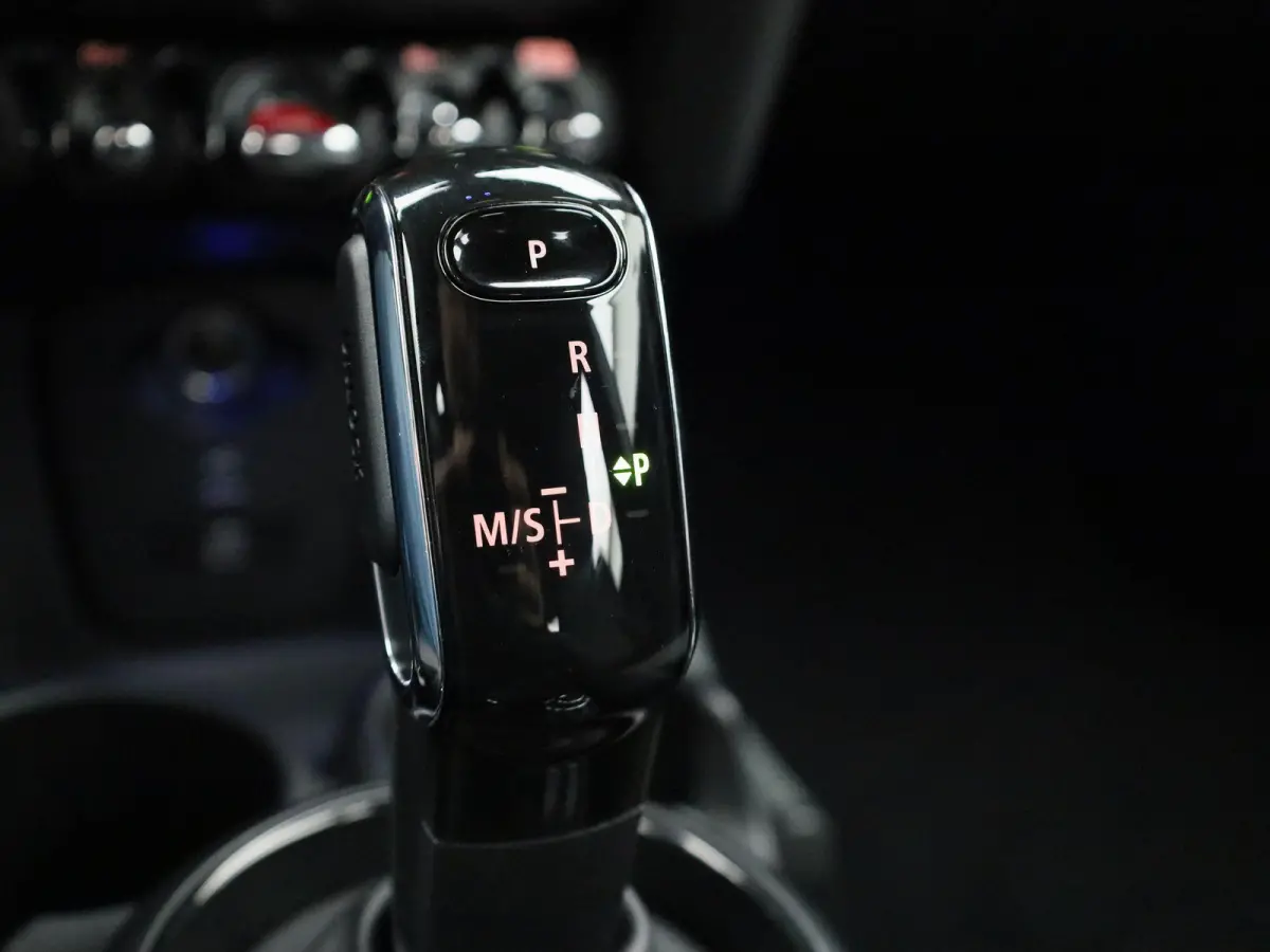 1.5 Cooper Business Edition | Automaat | Navigatie | Stoel verwarming | Sfeer verlichting | Virtual cockpit | Half leder | Climate Control | Parkeer sensoren | DAB | Lichtmetalen Velgen| Uni