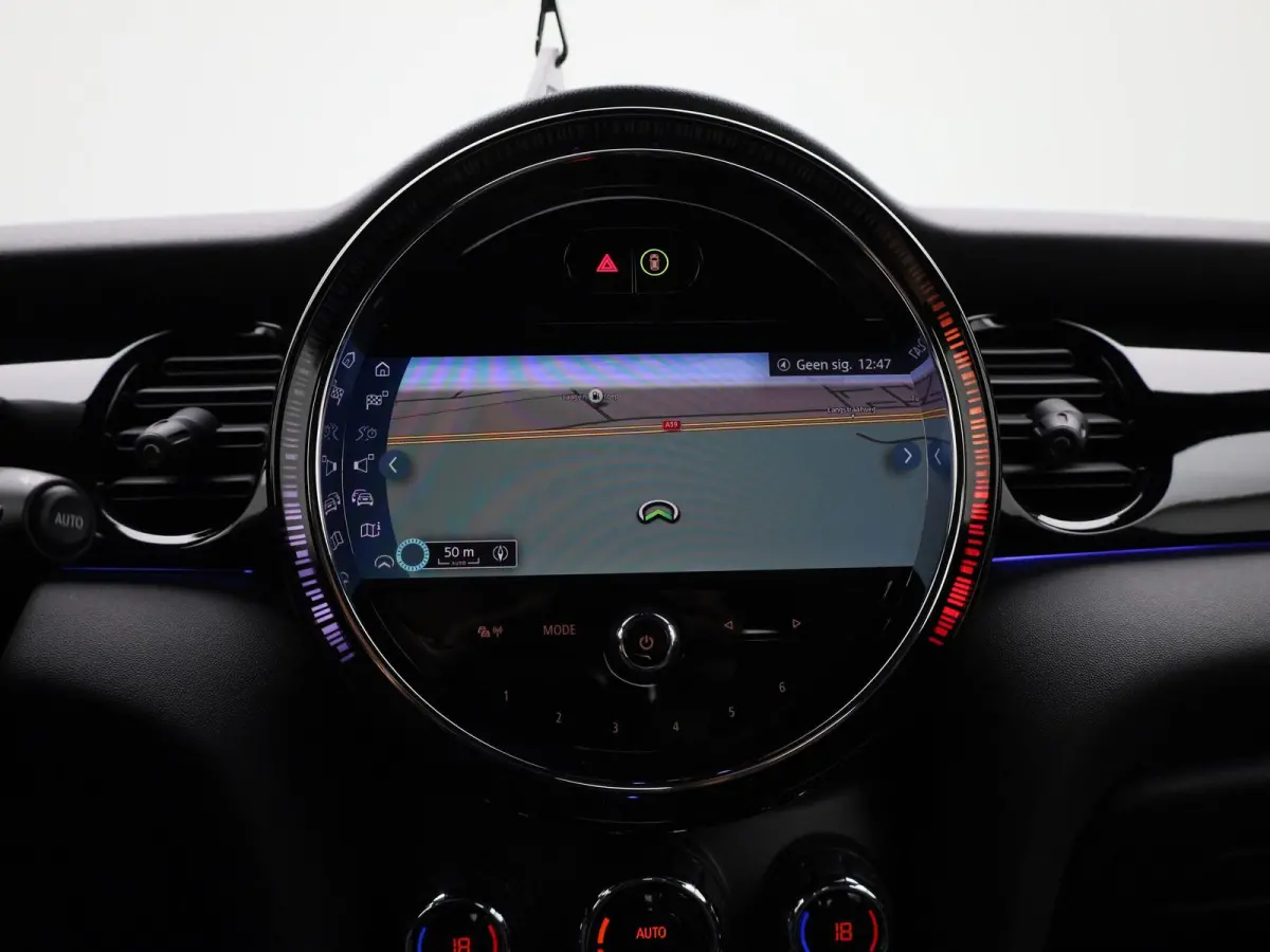 1.5 Cooper Business Edition | Automaat | Navigatie | Stoel verwarming | Sfeer verlichting | Virtual cockpit | Half leder | Climate Control | Parkeer sensoren | DAB | Lichtmetalen Velgen| Uni