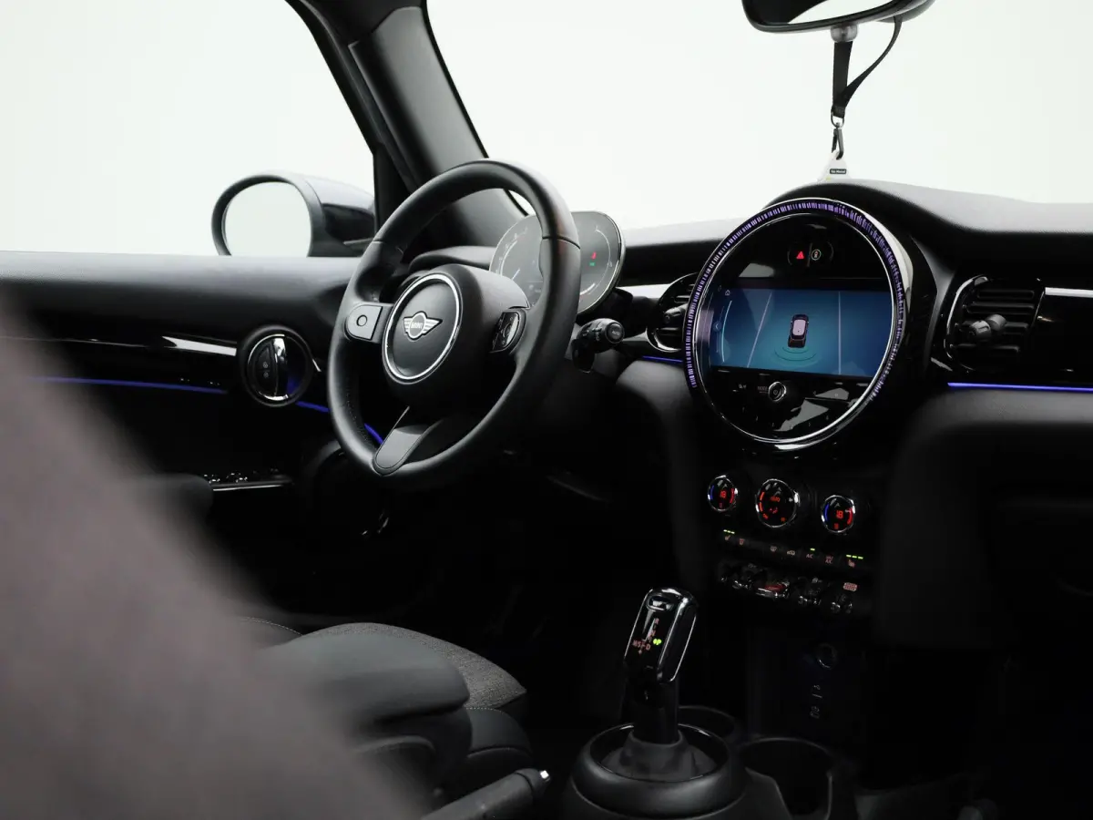 1.5 Cooper Business Edition | Automaat | Navigatie | Stoel verwarming | Sfeer verlichting | Virtual cockpit | Half leder | Climate Control | Parkeer sensoren | DAB | Lichtmetalen Velgen| Uni