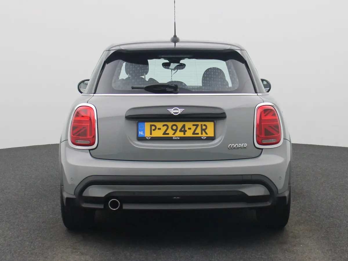 1.5 Cooper Business Edition | Automaat | Navigatie | Stoel verwarming | Sfeer verlichting | Virtual cockpit | Half leder | Climate Control | Parkeer sensoren | DAB | Lichtmetalen Velgen| Uni
