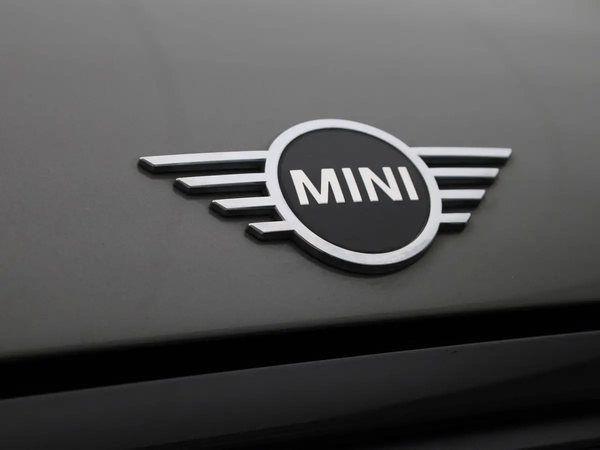1.5 Cooper Business Edition | Automaat | Navigatie | Stoel verwarming | Sfeer verlichting | Virtual cockpit | Half leder | Climate Control | Parkeer sensoren | DAB | Lichtmetalen Velgen| Uni