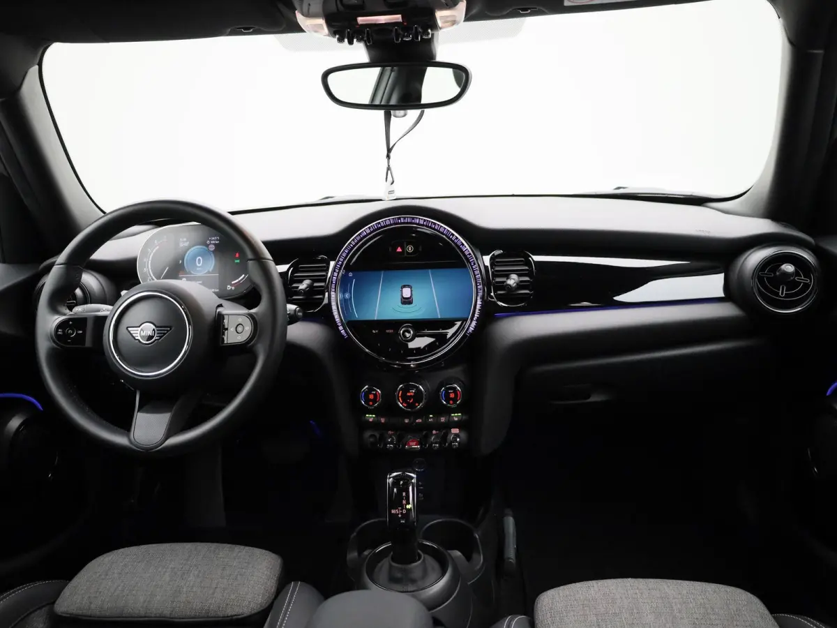 1.5 Cooper Business Edition | Automaat | Navigatie | Stoel verwarming | Sfeer verlichting | Virtual cockpit | Half leder | Climate Control | Parkeer sensoren | DAB | Lichtmetalen Velgen| Uni