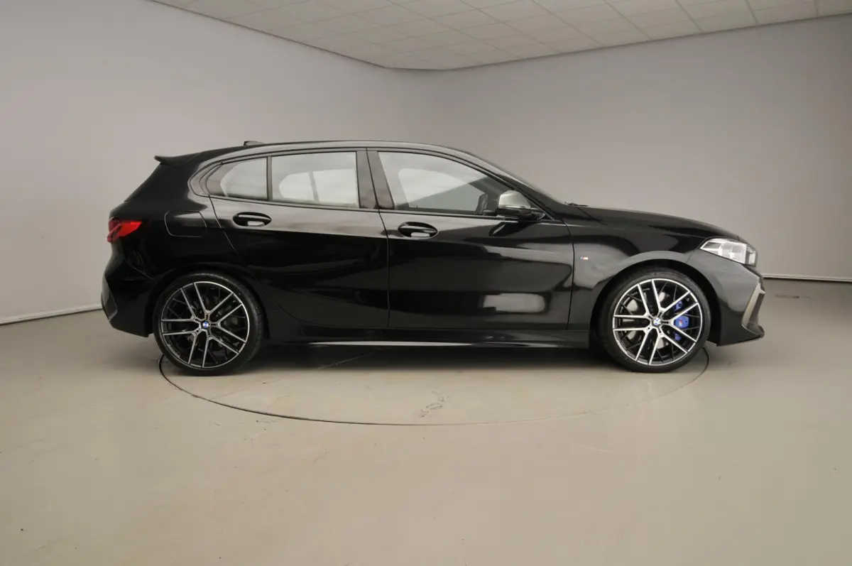 5-deurs M135i xDrive M-Sportpakket | LED | HUD | Sportstoelen | Stoelverwarming | Keyless | DAB | Hifi speakers | Alu 18 inch