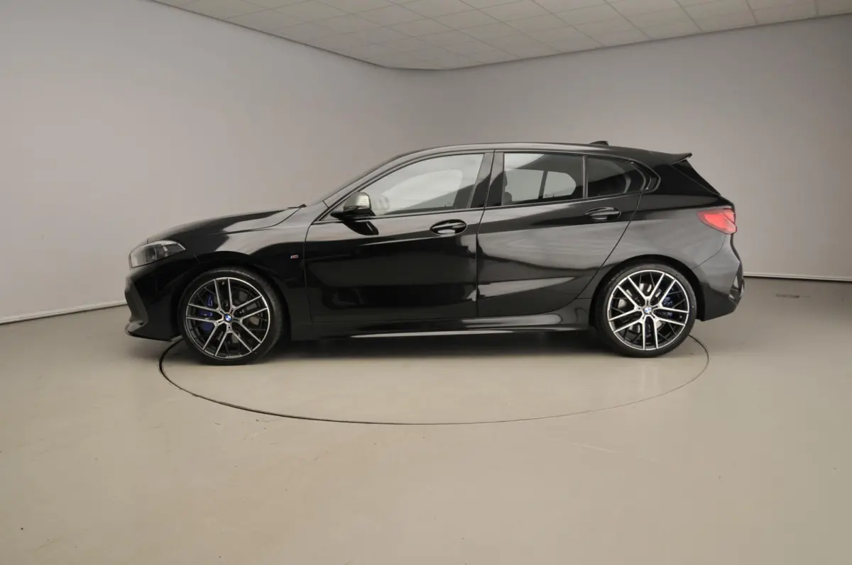 5-deurs M135i xDrive M-Sportpakket | LED | HUD | Sportstoelen | Stoelverwarming | Keyless | DAB | Hifi speakers | Alu 18 inch