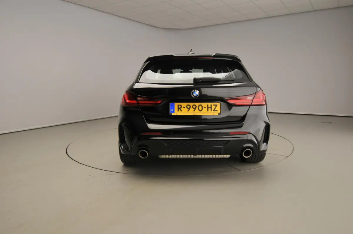 5-deurs M135i xDrive M-Sportpakket | LED | HUD | Sportstoelen | Stoelverwarming | Keyless | DAB | Hifi speakers | Alu 18 inch