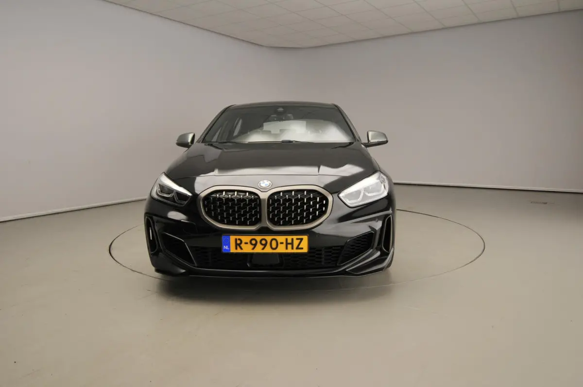 5-deurs M135i xDrive M-Sportpakket | LED | HUD | Sportstoelen | Stoelverwarming | Keyless | DAB | Hifi speakers | Alu 18 inch