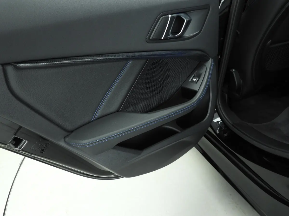 5-deurs M135i xDrive M-Sportpakket | LED | HUD | Sportstoelen | Stoelverwarming | Keyless | DAB | Hifi speakers | Alu 18 inch