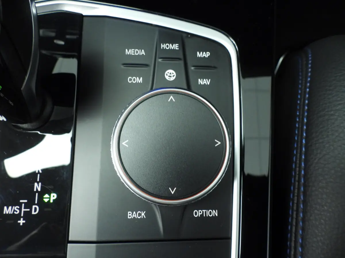 5-deurs M135i xDrive M-Sportpakket | LED | HUD | Sportstoelen | Stoelverwarming | Keyless | DAB | Hifi speakers | Alu 18 inch