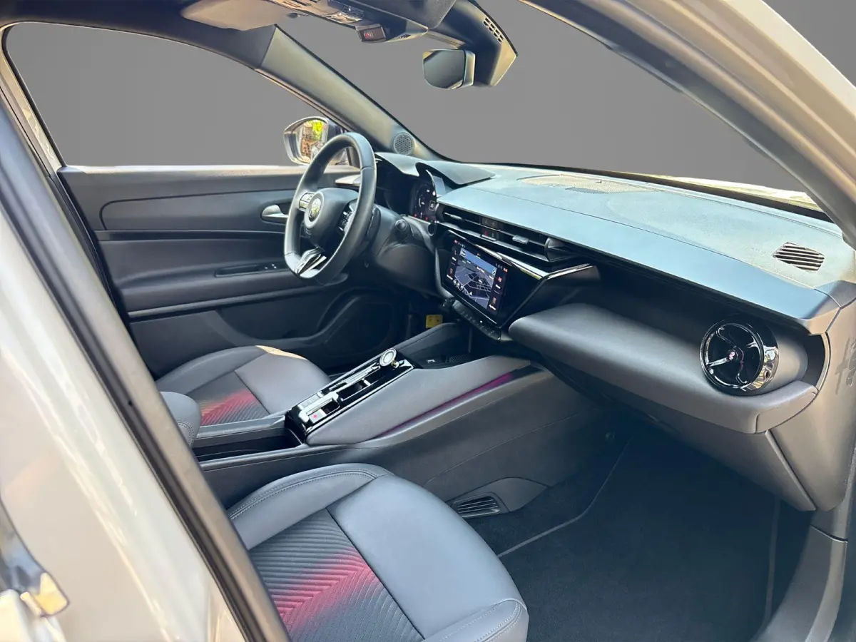 1.2 Turbo Hybrid Ibrida Speciale | Navigatie | Parkeersensoren | Camera | Apple Carplay/Android Auto | LMV 18"| Cimate Control | Cruise control |