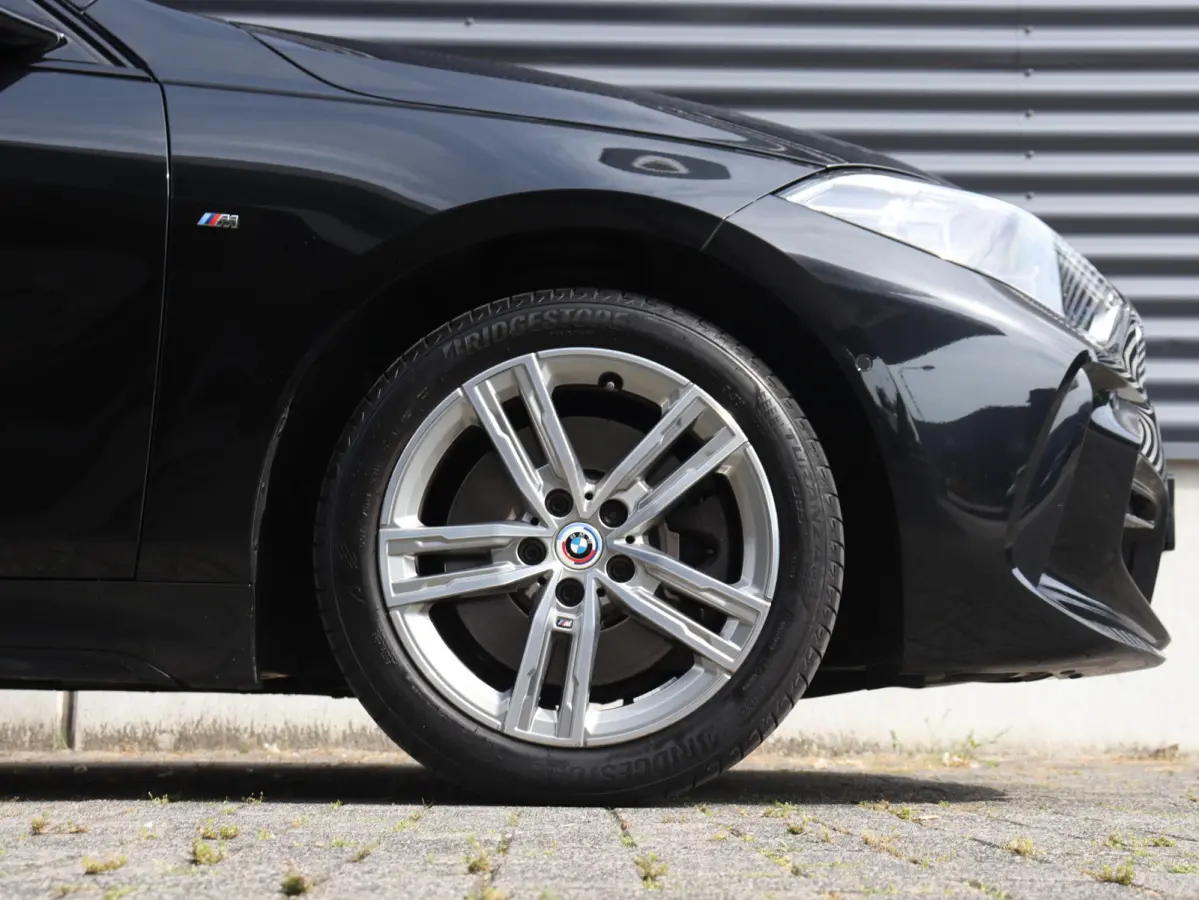 5-deurs 120i | Executive | M Sportpakket | Trekhaak | Parking Pack | Hi-Fi | Apple Carplay | Sportstoelen | Climate Control | 17'' LMV