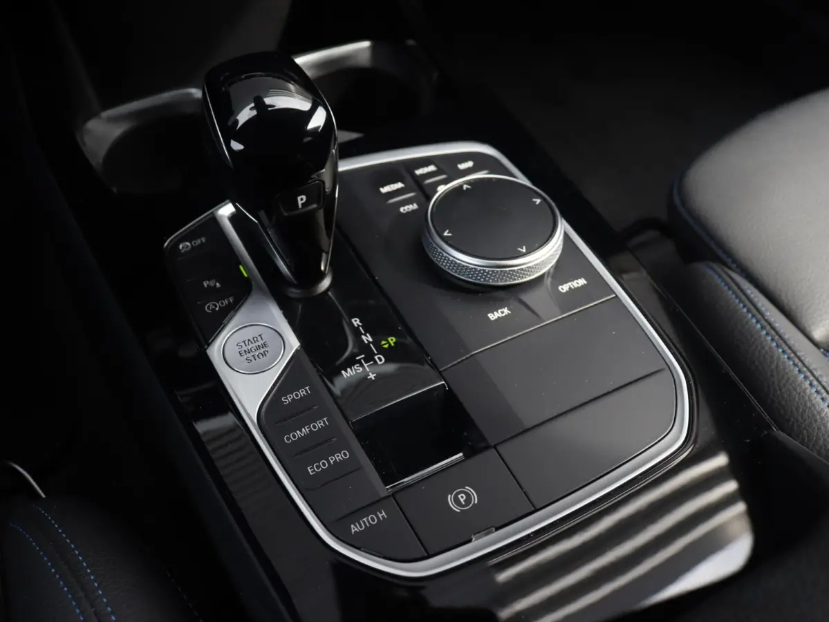 5-deurs 120i | Executive | M Sportpakket | Trekhaak | Parking Pack | Hi-Fi | Apple Carplay | Sportstoelen | Climate Control | 17'' LMV