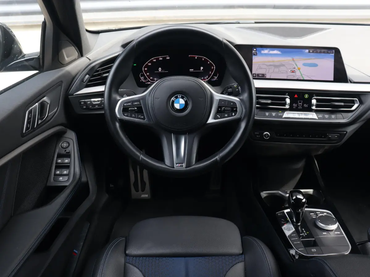 5-deurs 120i | Executive | M Sportpakket | Trekhaak | Parking Pack | Hi-Fi | Apple Carplay | Sportstoelen | Climate Control | 17'' LMV