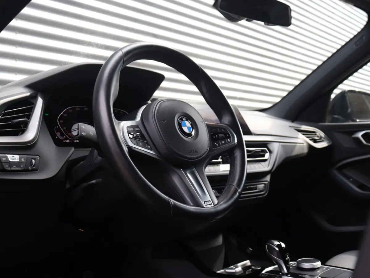 5-deurs 120i | Executive | M Sportpakket | Trekhaak | Parking Pack | Hi-Fi | Apple Carplay | Sportstoelen | Climate Control | 17'' LMV