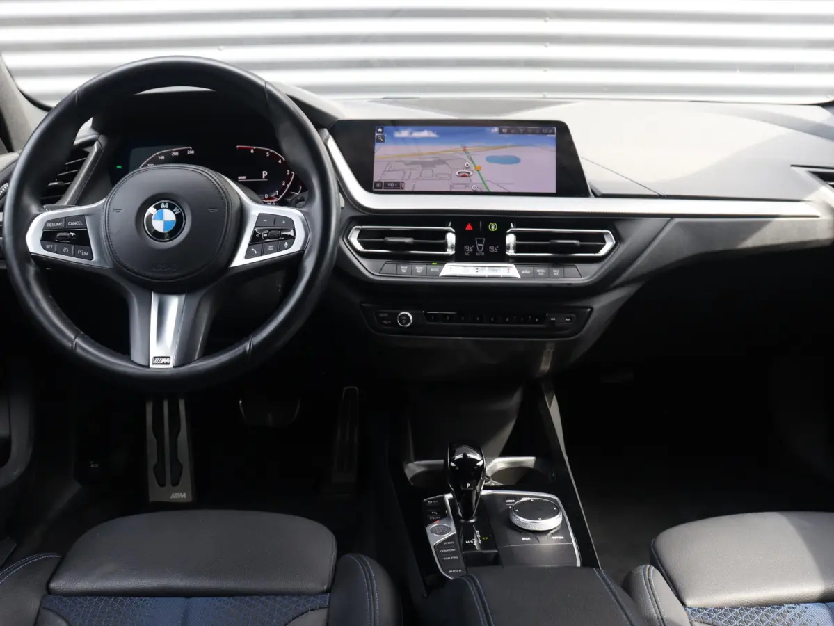 5-deurs 120i | Executive | M Sportpakket | Trekhaak | Parking Pack | Hi-Fi | Apple Carplay | Sportstoelen | Climate Control | 17'' LMV