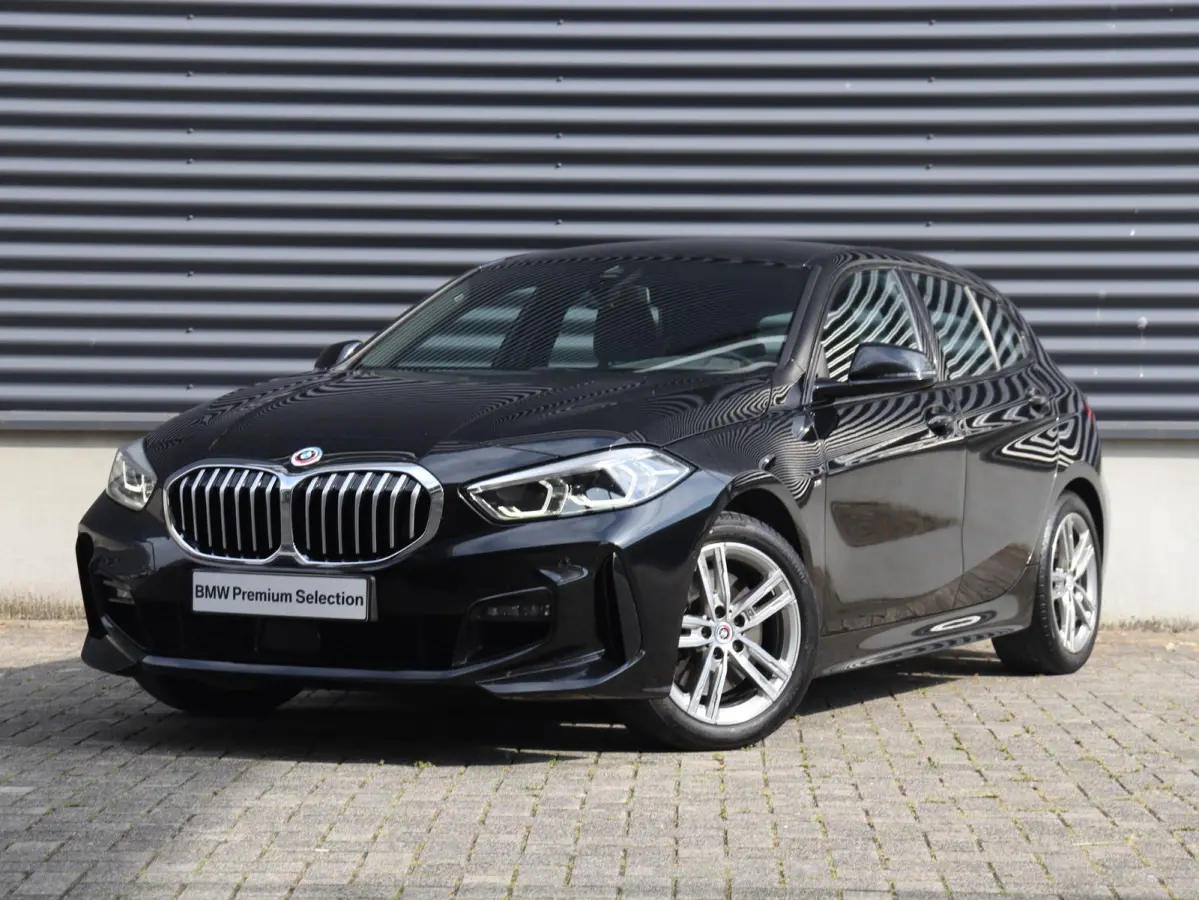 5-deurs 120i | Executive | M Sportpakket | Trekhaak | Parking Pack | Hi-Fi | Apple Carplay | Sportstoelen | Climate Control | 17'' LMV