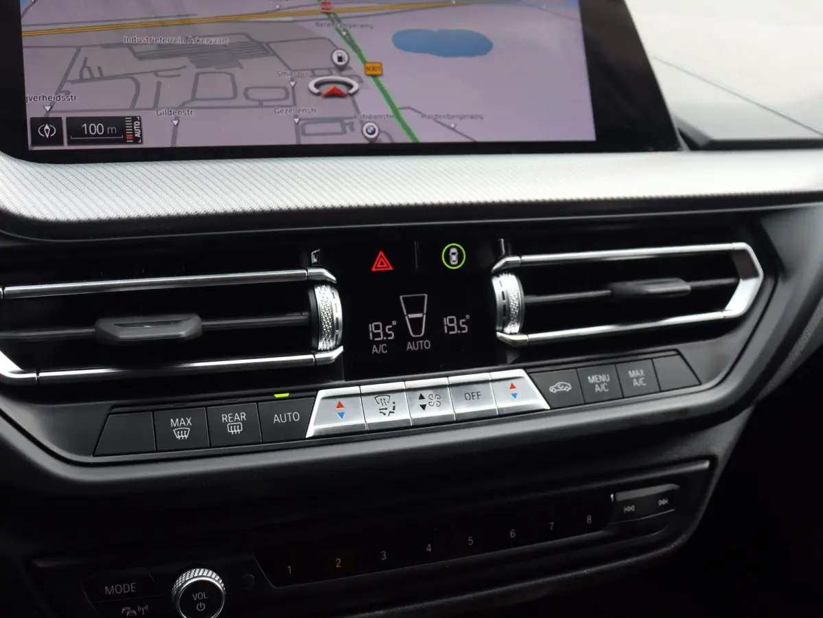 5-deurs 120i | Executive | M Sportpakket | Trekhaak | Parking Pack | Hi-Fi | Apple Carplay | Sportstoelen | Climate Control | 17'' LMV