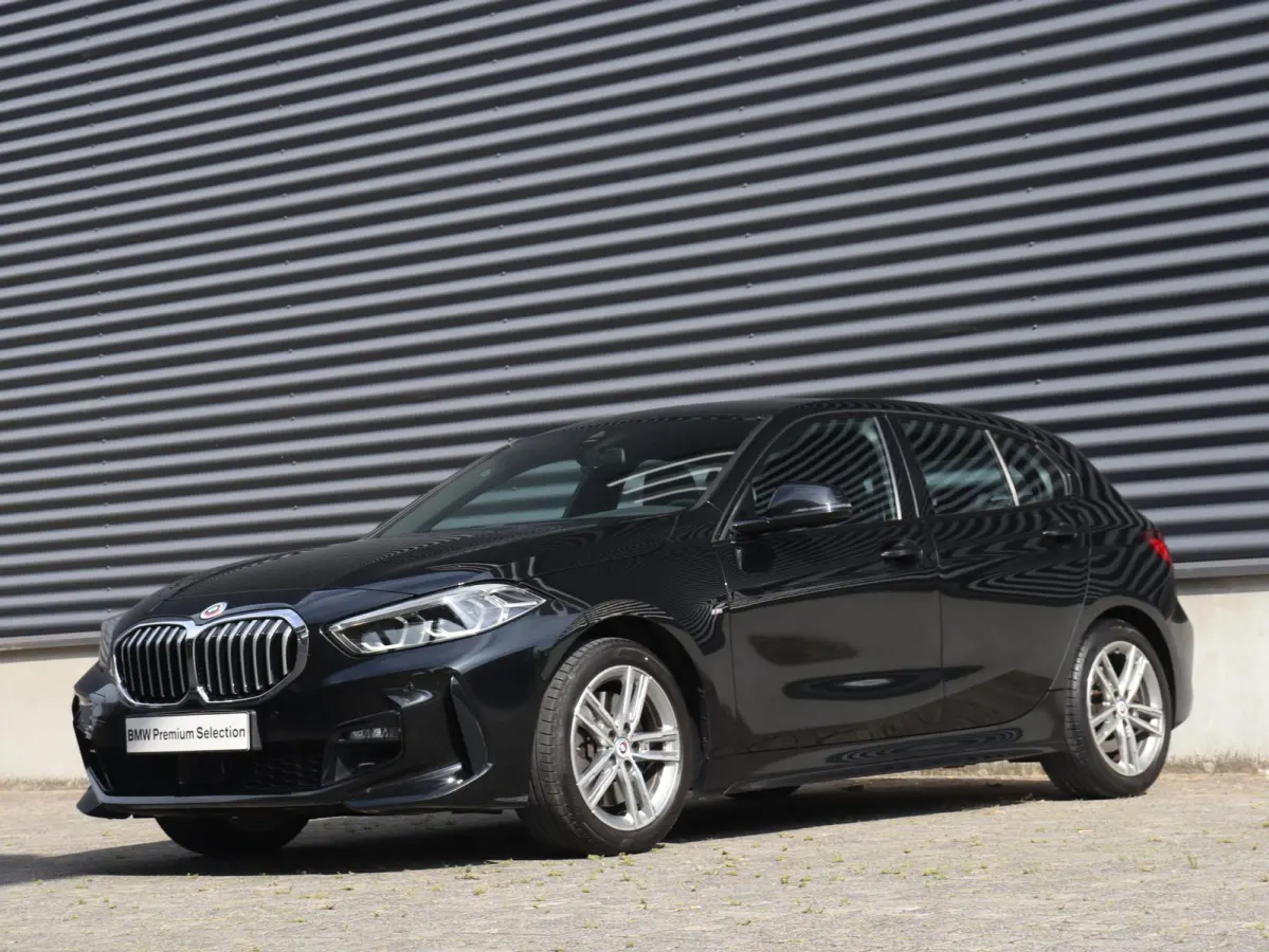 5-deurs 120i | Executive | M Sportpakket | Trekhaak | Parking Pack | Hi-Fi | Apple Carplay | Sportstoelen | Climate Control | 17'' LMV