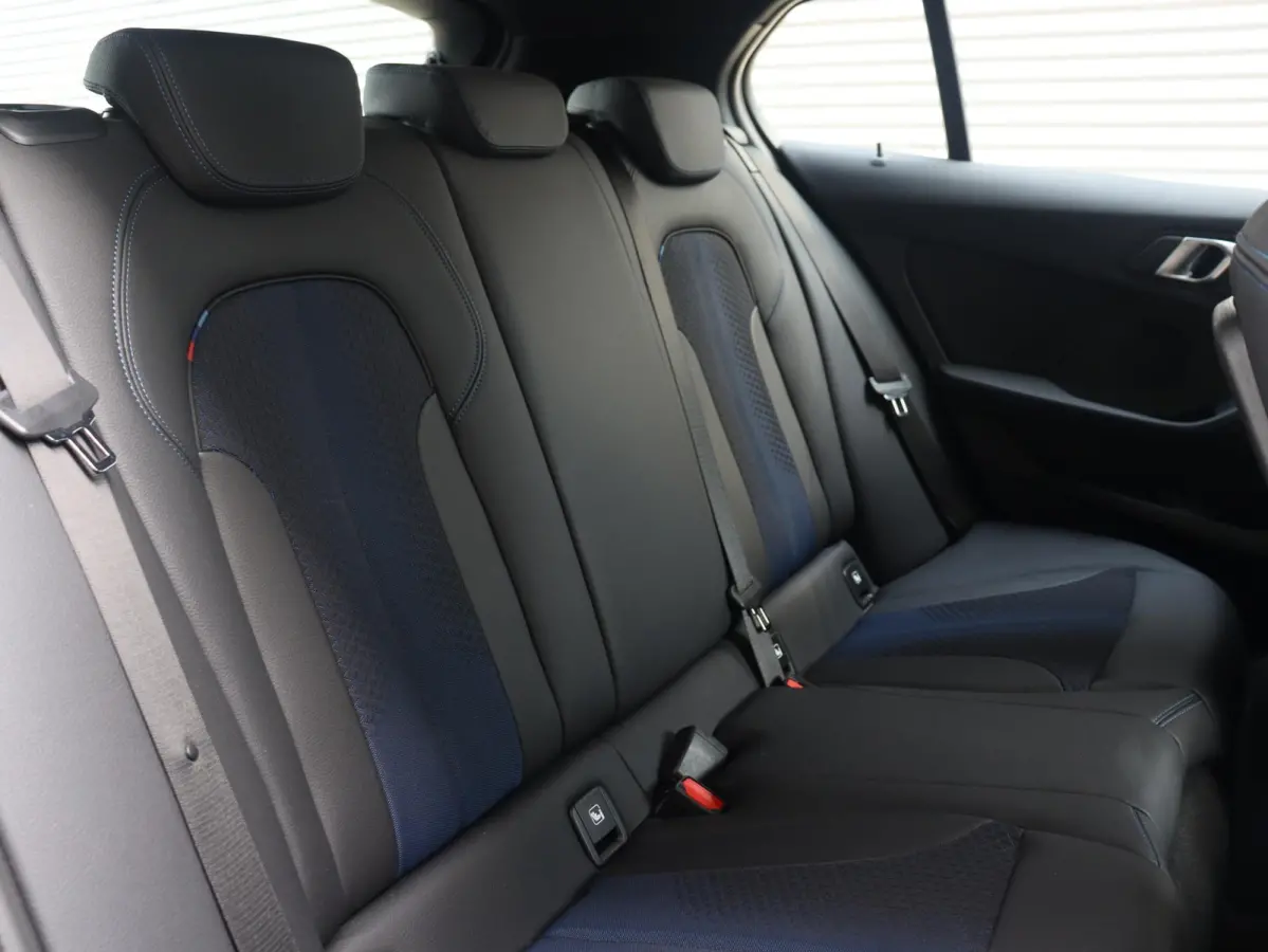 5-deurs 120i | Executive | M Sportpakket | Trekhaak | Parking Pack | Hi-Fi | Apple Carplay | Sportstoelen | Climate Control | 17'' LMV