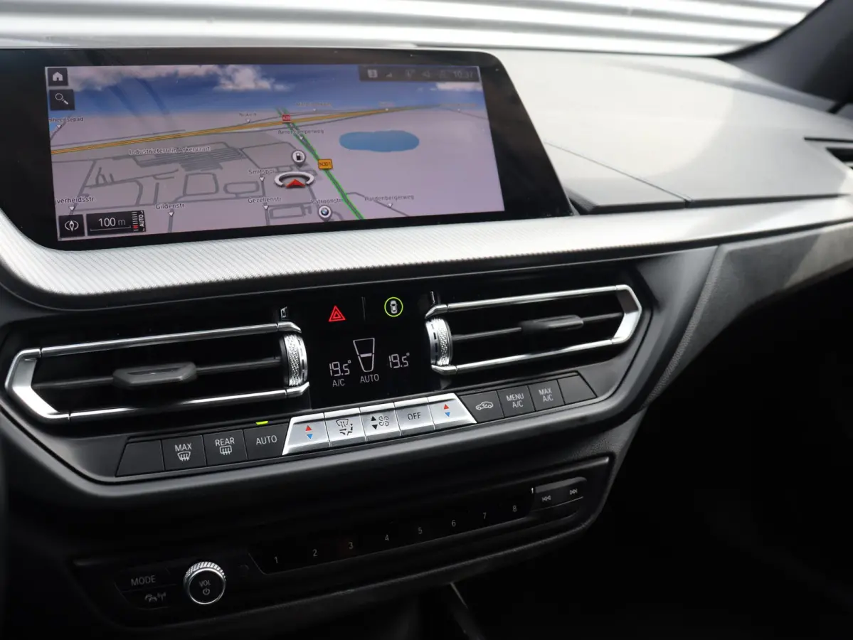 5-deurs 120i | Executive | M Sportpakket | Trekhaak | Parking Pack | Hi-Fi | Apple Carplay | Sportstoelen | Climate Control | 17'' LMV