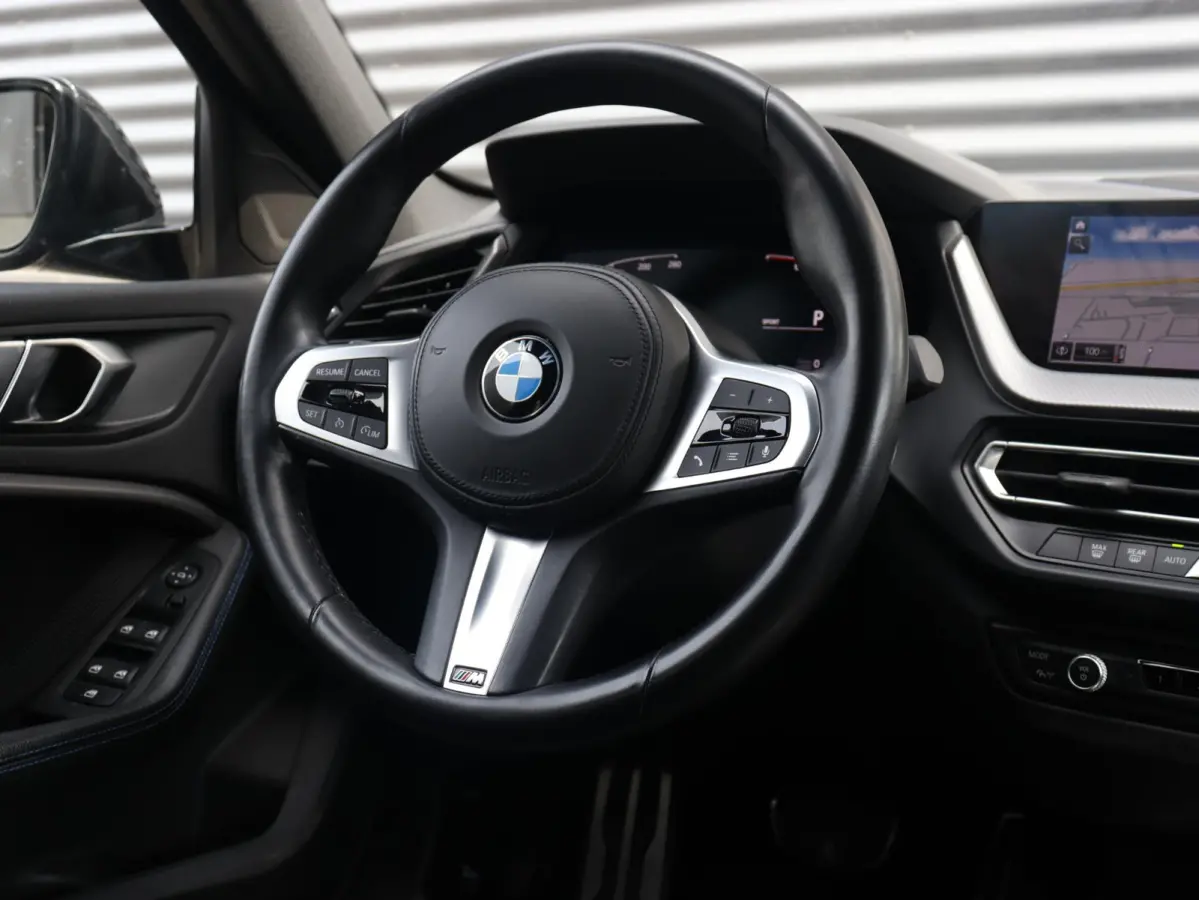 5-deurs 120i | Executive | M Sportpakket | Trekhaak | Parking Pack | Hi-Fi | Apple Carplay | Sportstoelen | Climate Control | 17'' LMV