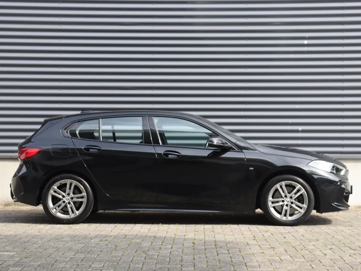 5-deurs 120i | Executive | M Sportpakket | Trekhaak | Parking Pack | Hi-Fi | Apple Carplay | Sportstoelen | Climate Control | 17'' LMV