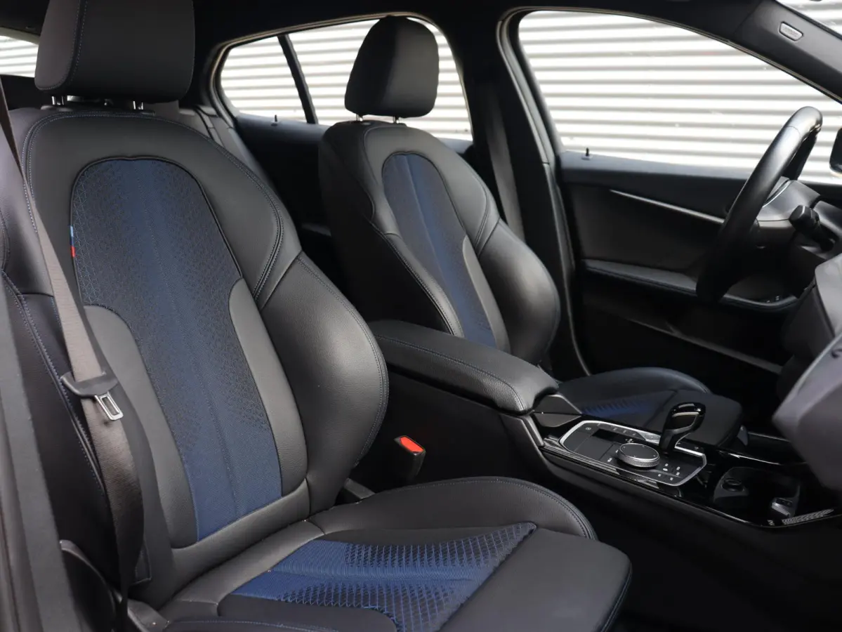 5-deurs 120i | Executive | M Sportpakket | Trekhaak | Parking Pack | Hi-Fi | Apple Carplay | Sportstoelen | Climate Control | 17'' LMV