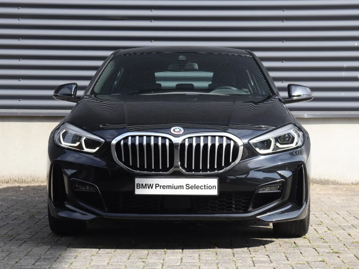 5-deurs 120i | Executive | M Sportpakket | Trekhaak | Parking Pack | Hi-Fi | Apple Carplay | Sportstoelen | Climate Control | 17'' LMV