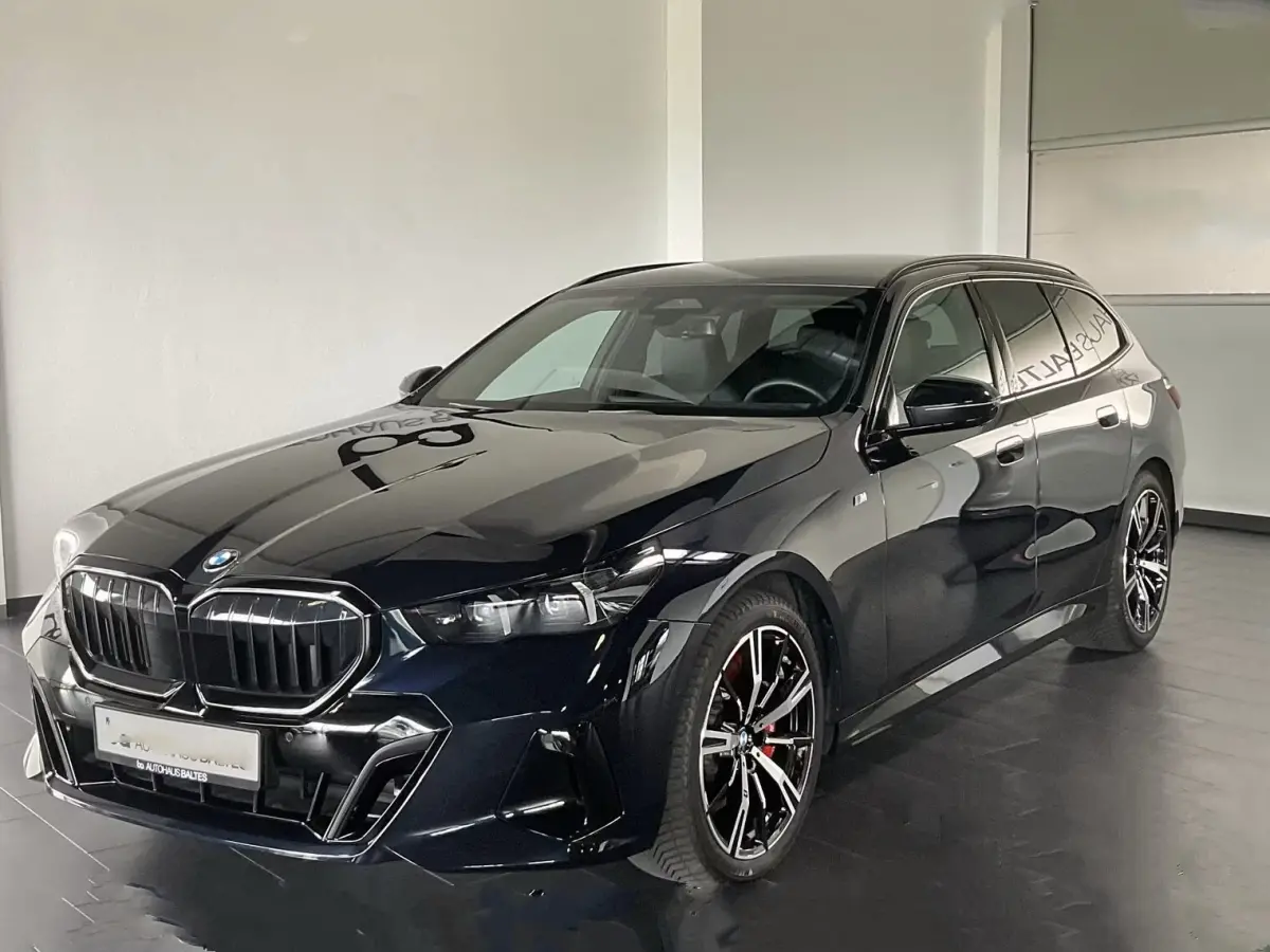 540d xDrive M-SPORT Pro ** LED, PANORAMA, LEDER, 20-inch LMV, ICONIC GLOW, TREKH ** Ex BMW - € 32.800 onder NP ** ** INFORMEER OOK NAAR ONZE AANTREKKELIJKE FINANCIAL-LEASE TARIEVEN **