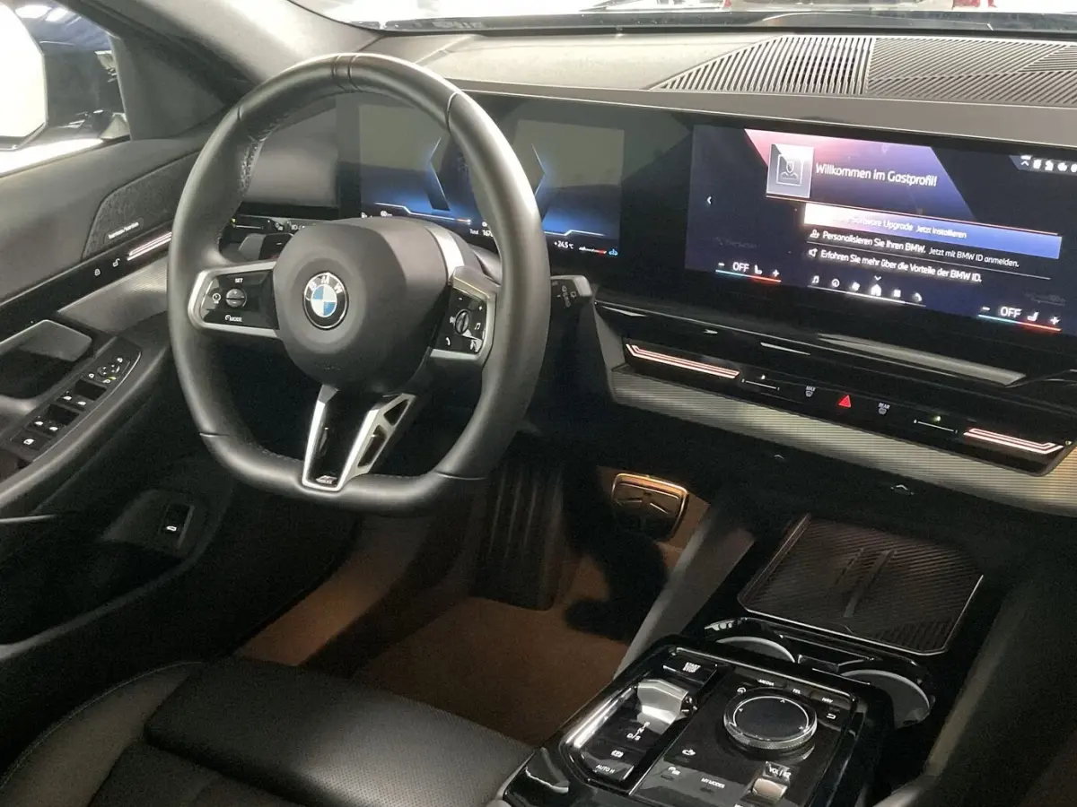 540d xDrive M-SPORT Pro ** LED, PANORAMA, LEDER, 20-inch LMV, ICONIC GLOW, TREKH ** Ex BMW - € 32.800 onder NP ** ** INFORMEER OOK NAAR ONZE AANTREKKELIJKE FINANCIAL-LEASE TARIEVEN **