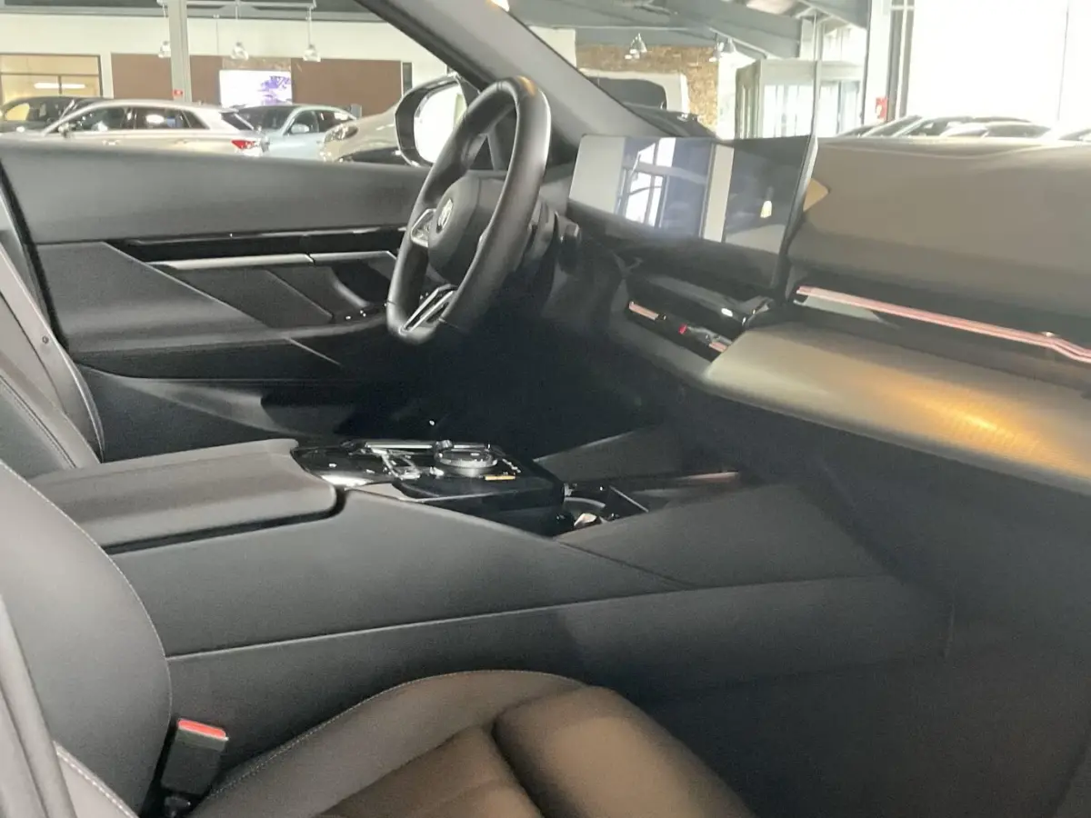 540d xDrive M-SPORT Pro ** LED, PANORAMA, LEDER, 20-inch LMV, ICONIC GLOW, TREKH ** Ex BMW - € 32.800 onder NP ** ** INFORMEER OOK NAAR ONZE AANTREKKELIJKE FINANCIAL-LEASE TARIEVEN **