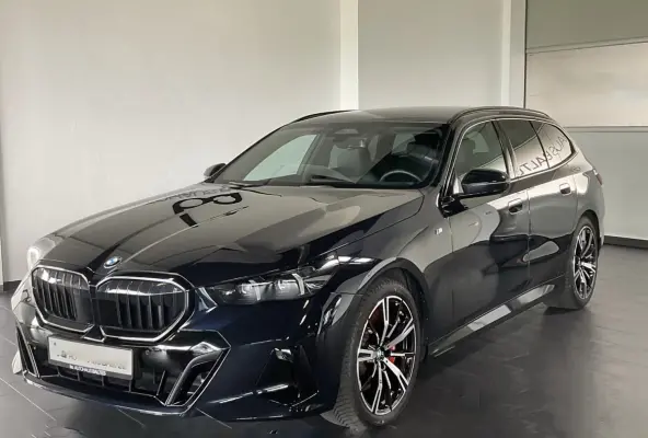 540d xDrive M-SPORT Pro ** LED, PANORAMA, LEDER, 20-inch LMV, ICONIC GLOW, TREKH ** Ex BMW - € 32.800 onder NP ** ** INFORMEER OOK NAAR ONZE AANTREKKELIJKE FINANCIAL-LEASE TARIEVEN **
