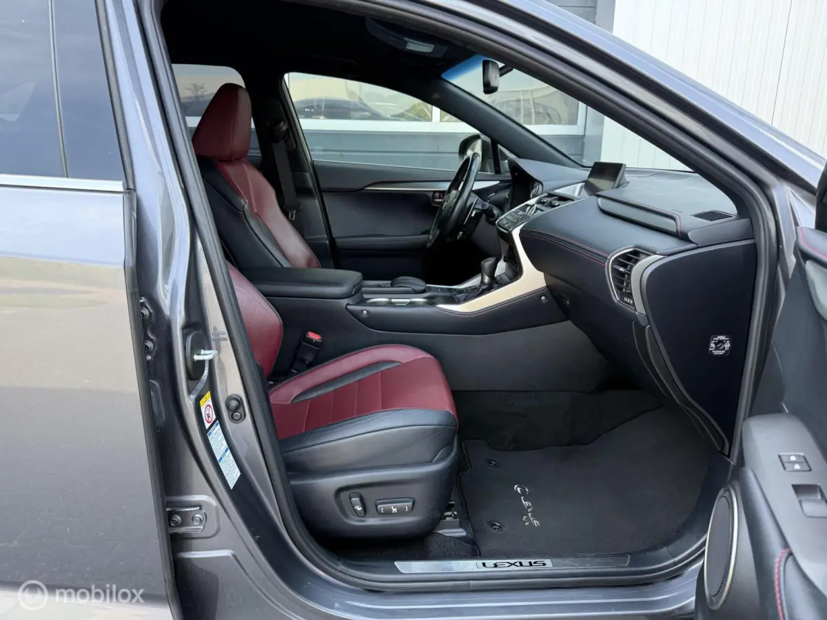 300h Aut. AWD F sport , Dealer, 2 de eig, Netjes !