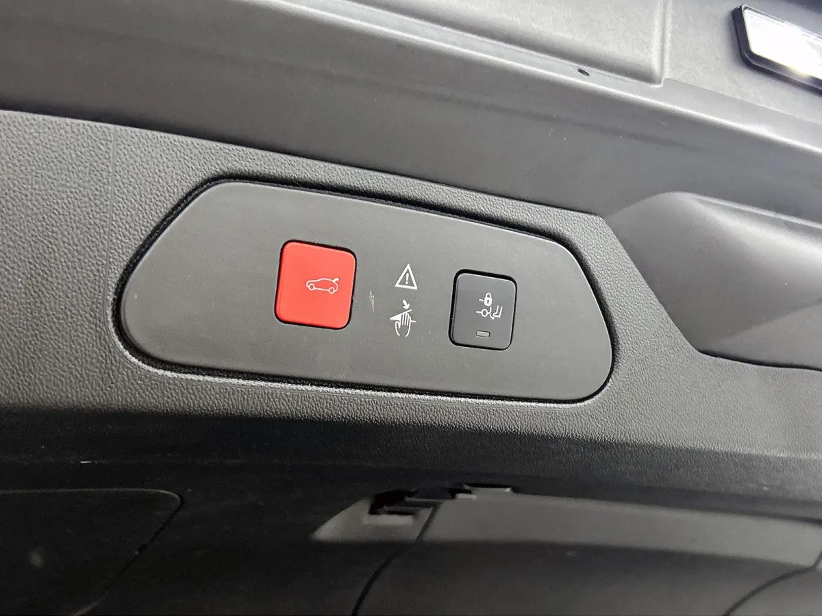 1.2 Ultimate 130pk Automaat | Trekhaak | Elektrische Klep | Elektrische Bestuurdersstoel met Geheugen | Camera Voor + Achter | Stoelverwarming/Verkoeling | 19"LMV | Dodehoekdetectie | Naviga