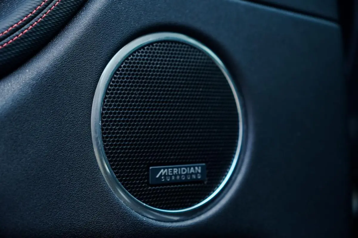 P300e 1.5 R-Dynamic HSE / Pano / Trekhaak / Dealer Ond / 1 Eig / Meridian Surround