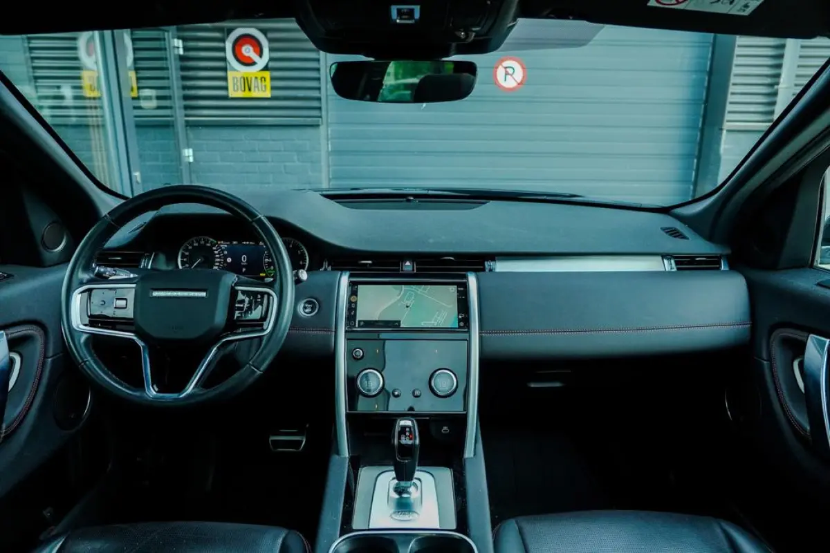 P300e 1.5 R-Dynamic HSE / Pano / Trekhaak / Dealer Ond / 1 Eig / Meridian Surround
